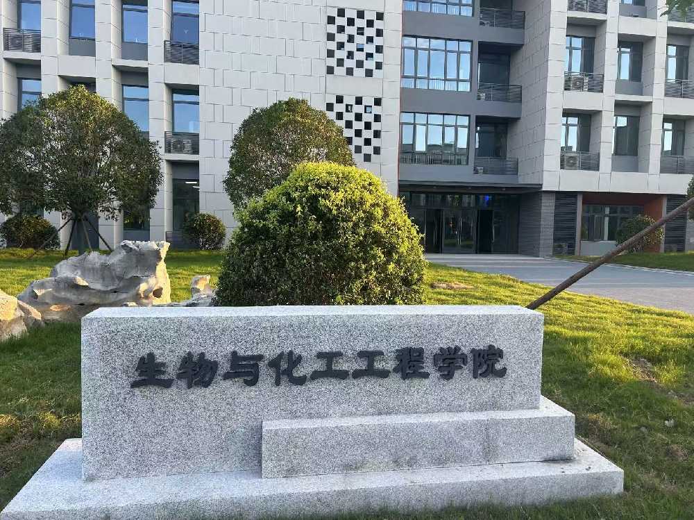 美兰区扬州职业大学体育场高杆灯项目